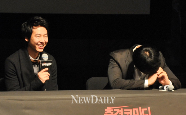 ▲ 영화 '반가운 살인자' 제작보고회에서 유오성이 첫인상에 대한 김동욱의 깜짝 고백에 고개를 숙였다&nbsp;ⓒ 뉴데일리