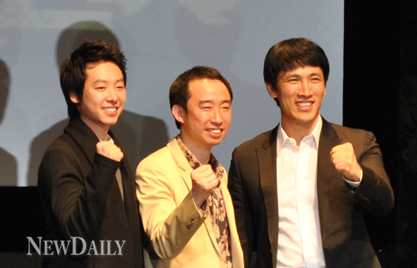 ▲ 영화 '반가운 살인자'의 배우와 감독이 함께 화이팅을 외치고 있다. 왼쪽부터&nbsp;배우 김동욱, 감독 김동욱, 배우 유오성&nbsp;ⓒ 뉴데일리