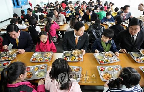 ▲ 무상급식 실시를 발표한 경기교육청, 아동들과 식사를 하고있다.(연합뉴스)
