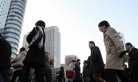 ▲ 출근길 남녀 직장인들이 바쁘게 걸음을 옮기고 있다 ⓒ 연합뉴스