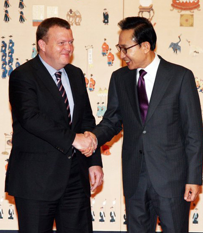 ▲ 이명박 대통령이 11일 오전 청와대에서 라스 라스무슨 덴마크 총리와 정상회담을 갖기에 앞서 악수를 하고 있다 ⓒ 연합뉴스