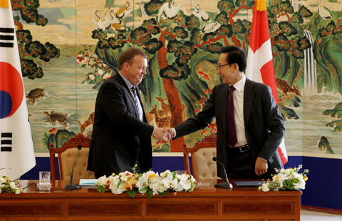 ▲ 이명박 대통령과 라스 라스무슨 덴마크 총리가 11일 정상회담에 이어 기자회견을 마치고 악수하고 있다. ⓒ 뉴데일리 <=청와대 제공>