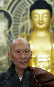 ▲ 불교계 원로 법정스님이 11일 입적했다. 사진은 2007년 8월 27일 길상사에서 열린 하안거 해제법회에서 법정스님이 법문을 설파하는 모습 ⓒ 연합뉴스