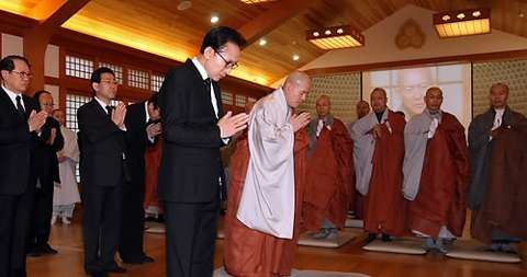 ▲ 이명박 대통령은 12일 오전 법정 스님의 빈소가 마련된 서울 성북동 길상사를 찾아 조문을 하고 고인의 극락왕생을 기원했다. ⓒ 연합뉴스