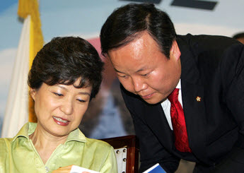 ▲ 한나라당 박근혜 전 대표와 김재원 전 의원 ⓒ&nbsp;연합뉴스