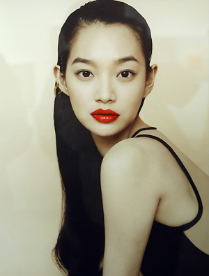 ▲ '달콤한 키스를 부르는 입술' 1위에 오른 배우 신민아 ⓒ&nbsp;연합뉴스