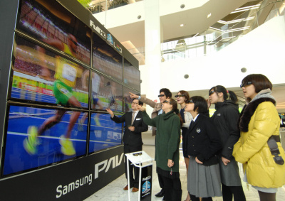 ▲ 삼성파브&nbsp;풀HD 3D&nbsp;LED TV&nbsp;체험에 나선 학생들&nbsp;ⓒ 뉴데일리