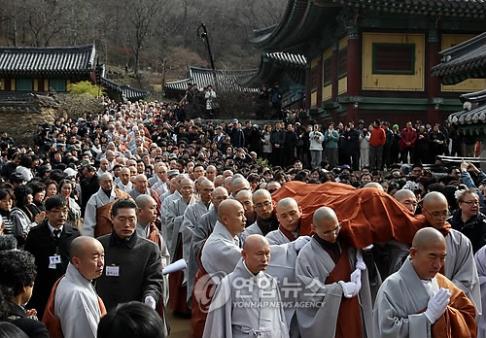 ▲ 전남 송광사에서&nbsp;다비식장으로 운구되는&nbsp;법정스님의 법구.&nbsp;ⓒ 연합뉴스