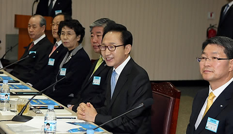 ▲ 이명박 대통령이 15일 오전 강원도 춘천시 강원도청에서 2010년도 강원도 업무보고를 받고 있다. ⓒ 연합뉴스