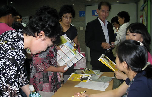 ▲ 이력서를 작성하는 구직자들 ⓒ 연합뉴스