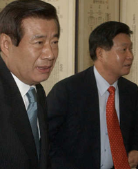 ▲ 민주당 한광옥 상임고문(왼쪽)과 한화갑 전 민주당 대표(오른쪽)ⓒ 연합뉴스