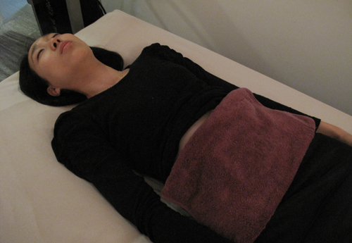 ▲ 복부 찜질 ⓒ 광동한방병원