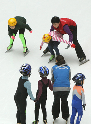 ▲ 허리를 과도하게 굽히는 동작은 '척추분리증'의 원인이 될 수 있다&nbsp;ⓒ&nbsp;연합뉴스