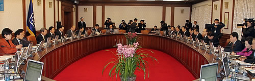 ▲ 정운찬 국무총리와 국무위원들이 16일 서울 세종로 정부중앙청사에서 세종시 수정안 관련 상정 법안을 검토하고 있다. 이날 국무회의에는 행정중심복합도시건설 특별법 개정안 등 세종시 수정안 관련 5개 법안이 상정됐다 ⓒ연합뉴스