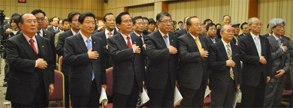 ▲ 바른교육국민연합 창립행사에 참석한 (왼쪽부터) 이상훈 애국단체총협의회 회장, 안상수 한나라당 원내대표, 구제태 대한민국경우회 회장, 이수희 대한민국무공수훈자회 회장, 김병묵 전 경희대 총장, 조용기 전 대학법인연합회 회장, 최열곤 전 서울시 교육감,복거일 소설가. ⓒ 뉴데일리