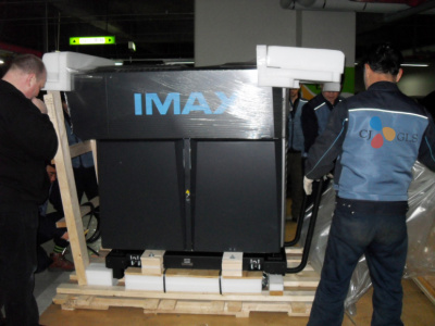 ▲ 선적 후 운송되고 있는 IMAX 영사기 ⓒ 뉴데일리