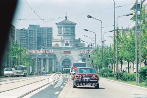 ▲ 평양 거리의 자동차. 도로중앙은 특권층 외제차 전용차선. (연합뉴스)