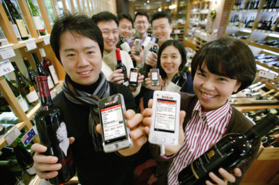 ▲ KT 내 와인동호회 회원들이 SHOW모바일 모임 서비스를 소개하고 있다. ⓒ 뉴데일리