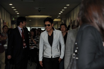 ▲ 이병헌의 등장에 환호성을 지르고 있는 TBS 직원들. ⓒ 뉴데일리