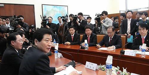 ▲ 한나라당 안상수원내대표가 18일 오전 국회 원내대표실에서 열린 교육당정협의회에서 교육과학기술부 이주호 1차관.이용걸 2차관 등과 대화하고 있다 ⓒ 연합뉴스