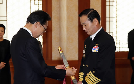 ▲ 이명박 대통령이 18일 오후 청와대에서 김성찬 신임 해군참모총장의 진급 및 보직신고를 받고 삼정도에 수치를 달아주고 있다. ⓒ&nbsp;연합뉴스