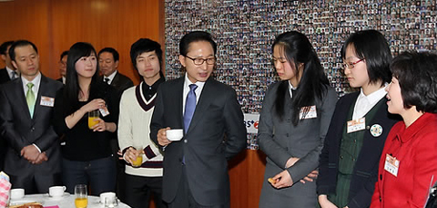 ▲ 이명박 대통령이 19일 오전 서울 강남구 도곡동 EBS본사를 방문해 학생, 학부모,교사들과 간담회를 갖고 있다. ⓒ 연합뉴스