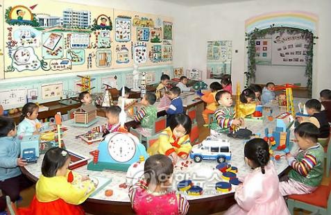 ▲ 평양의 탁아소. 외국인에게 선전하는 당간부 자녀 전용탁아소다. 월요일에 아이를 맡겼다가 토요일 찾아간다. (연합뉴스)