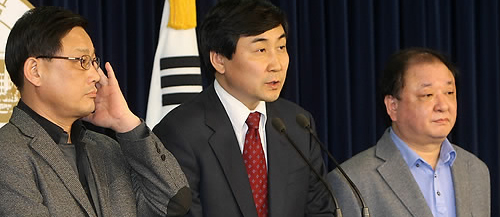 ▲ 민주당 국민모임 소속인 문학진, 이종걸, 강창일(왼쪽부터) 의원이 19일 오후 국회에서 공천과 관련, 기자회견을 열었다 ⓒ 연합뉴스