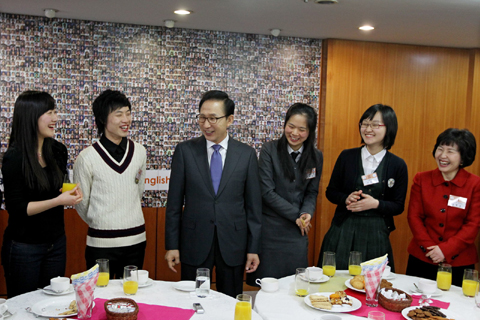 ▲ 이명박 대통령이 19일 오전 서울 강남구 도곡동 EBS본사를 방문해 학생, 학부모,교사들과 간담회를 갖고 교육문제에 대한 이야기를 나누고 있다. ⓒ 뉴데일리 