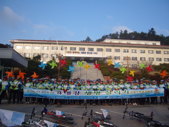 ▲ '4대강 생명살리기' 전국자전거대행진 참가자들은 18일 나주시청 앞에서 출정식을 가졌다. ⓒ 뉴데일리