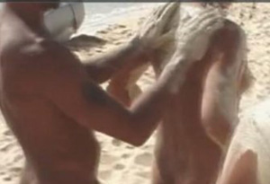 ▲ 주말마다 알몸으로 앞마당 정원손질을 하는 엽기 부부. ⓒ 유코피아닷컴 캡처 