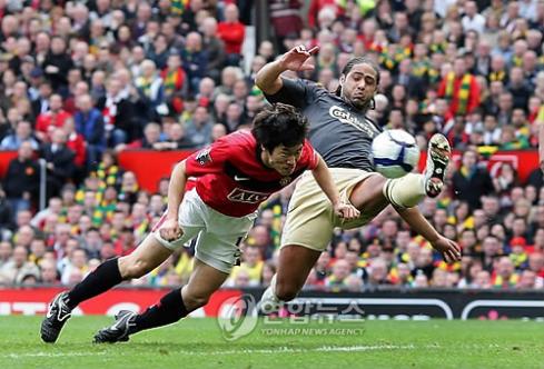 ▲ 숙적 리버풀과 1대1 상황서&nbsp;다이빙헤딩 골을 터뜨리는 박지성 ⓒ 연합뉴스