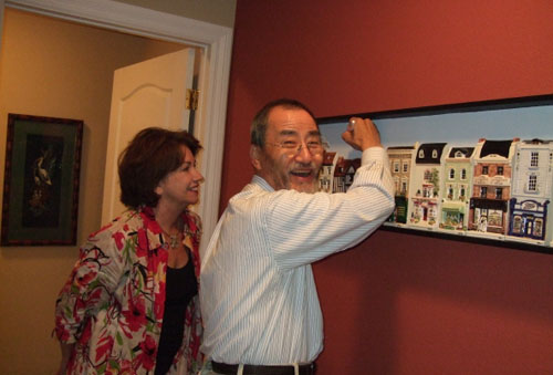 ▲ 김정 화백과 할리데이 교수가 미술관을 둘러보고 있다. ⓒ 뉴데일리