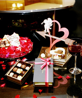 ▲ 매월 14일&nbsp;각종 'DAY'를 맞이해 연인들이 선물을 나누며 서로의 사랑을 확인하고 있다&nbsp;ⓒ&nbsp;연합뉴스