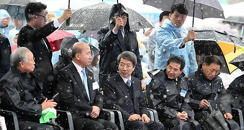 ▲ 정운찬 국무총리가 22일 서울 성동구 서울숲에서 열린 물의날 기념식에서 갑자기 내린 눈을 맞으며 홍보영상을 보고 있다 ⓒ&nbsp;연합뉴스