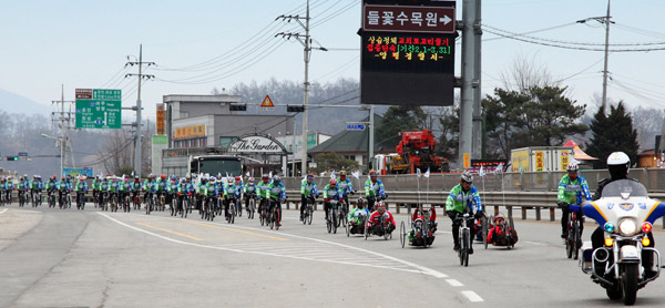 ▲ &lsquo;4대강 생명 살리기 전국자전거대행진&rsquo;이 22일 정오 잠실 한강공원 축구장에서 대행진의 막을 내렸다. ⓒ&nbsp;김상엽 기자&nbsp;
