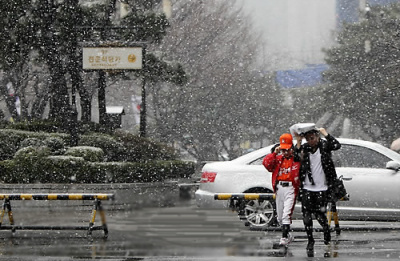 ▲ 눈을 피하는 모녀(母女) ⓒ&nbsp;연합뉴스