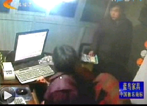 ▲ PC방 내부의 감시카메라에 잡힌 사탕수수 강도. ⓒ&nbsp;온바오닷컴