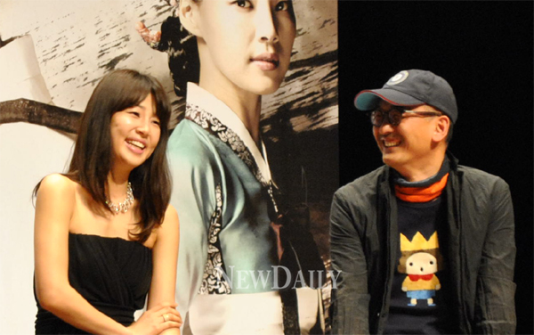 ▲ 영화 '구르믈 버서난 달처럼'에서 백지役을 연기한 배우 한지혜(좌)와 감독 이준익(우) ⓒ 뉴데일리