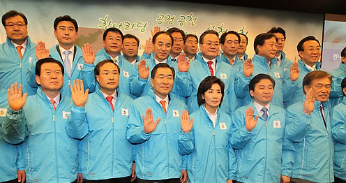 ▲ 한나라당 경선에 참가자들이 23일 오후 국회도서관에서 열린 한나라당 공정공천.바른경선 실천대회에서 선서를 하고 있다 ⓒ 연합뉴스