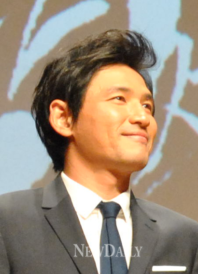 ▲ 영화 '구르믈 버서난 달처럼'에서 맹인 검객 황정학 役을 연기한 배우 황정민 ⓒ 뉴데일리