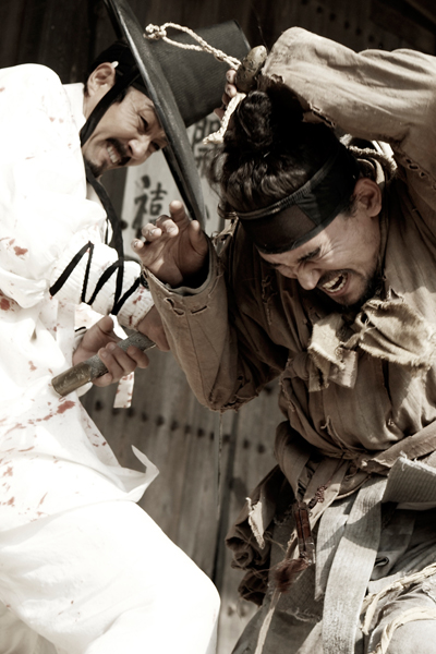 ▲ 영화 '구르믈 버서난 달처럼'에서 라이벌을 연기한 차승원(좌)과 황정민(우)&nbsp;ⓒ 뉴데일리