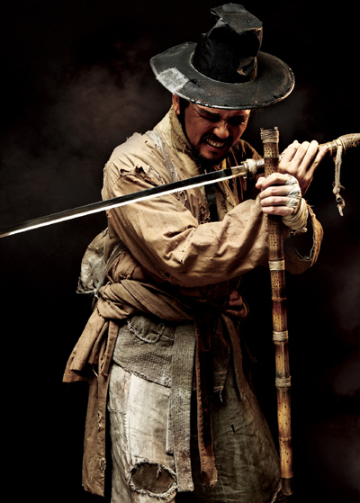 ▲ 영화 '구르믈 버서난 달처럼'에서 맹인 검객 황정학 役을 연기한 배우 황정민 ⓒ 뉴데일리