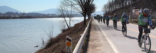 ▲ '나란히' 충주댐을 지나고&nbsp;ⓒ 김상엽 기자