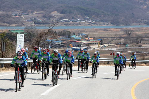 ▲ 군대 행군도 이보단 쉬웠을텐데&hellip; 언덕만 넘으면 남한강이다ⓒ 김상엽 기자