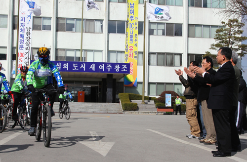 ▲ '격려' 받으며 떠나는 4대강 생명살리기 자전거행진단&nbsp;ⓒ 김상엽 기자