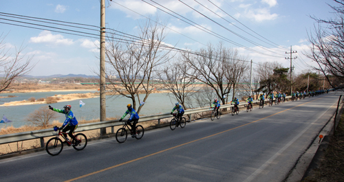 ▲ '바람이 분다' 일렬로&nbsp;한강 제 4, 5공구 구간을 달리는 참가자들&nbsp;ⓒ&nbsp;김상엽 기자