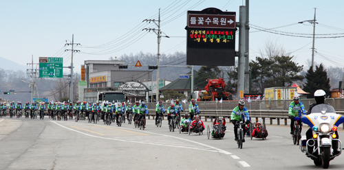 ▲ 경찰의 에스코트를 받으며 도로를 누비는 참가자들&nbsp;ⓒ 김상엽 기자