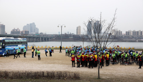 ▲ 종착지인 잠실 한강공원에&nbsp;도착한 참가자들 &nbsp;