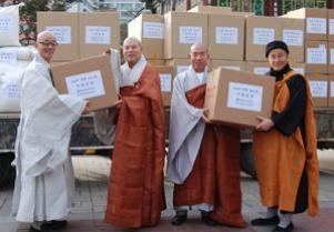 ▲ 작년12월15일 북한 조불련 지원 물품 앞에 선 명진(왼쪽끝)주지와 자승 원장(왼쪽서 두번째).